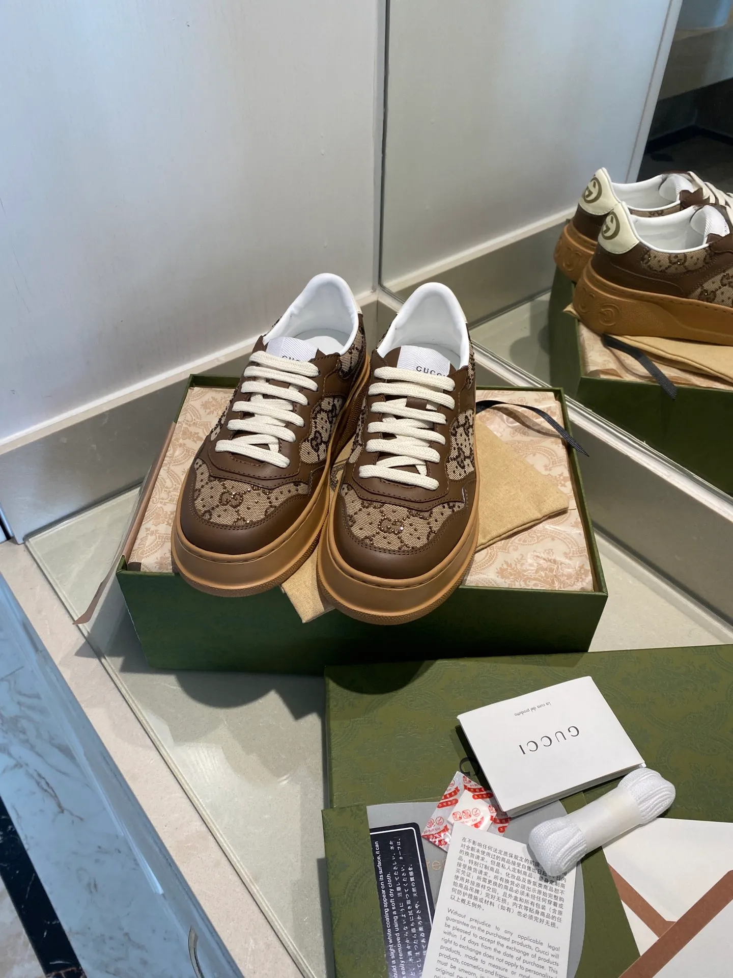 👟👟Ex-factory price 480👟👟 Gucci - the new Chunky B series lightweight soft thick sole sports series! G's couple's white shoes, Gucci counter style, Gucci catwalk style! The style design is light, luxurious and retro...thick sole increases height...similar to an upgraded version of classic white shoes! Original customized cowhide fabric (classic old floral fabric, perforation, embossing process), cowhide lining, original foam lightweight outsole, GG Logo on the heel, 4cm thick sole, classic Gucci webbing... Women's 35-40/Men's 39-44 (full size) Women's 41, Men's 45 are custom-made and non-returnable